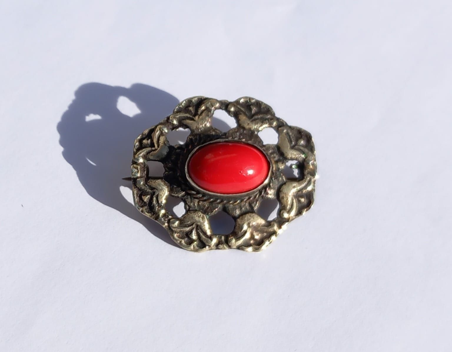 Broches & Aiguilles: Alte Brosche mit rotem Glasstein – D'occasion à Winterthur par Jopf1 1