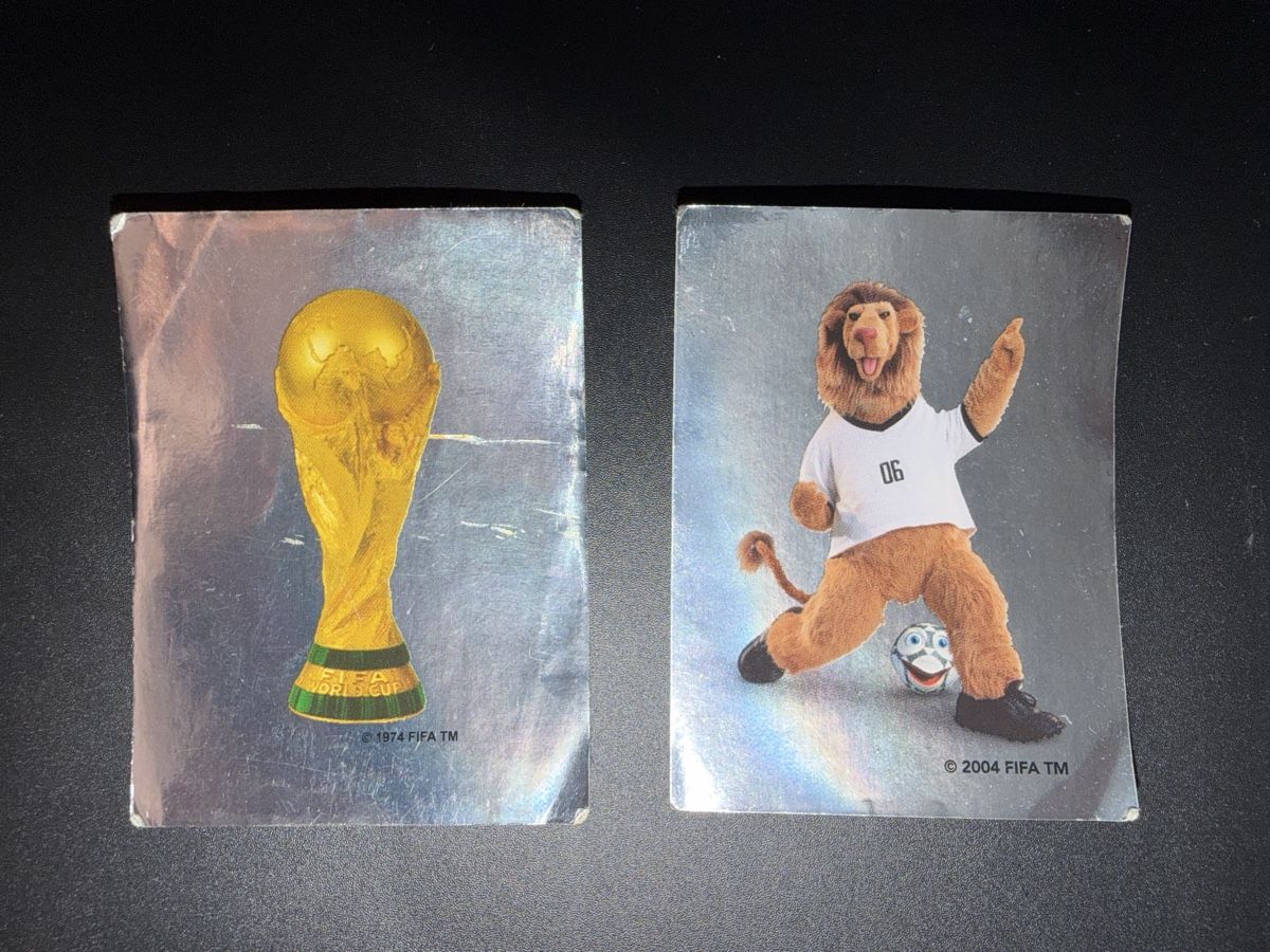 Panini Carte collezionabili: FIFA WM 2006 Sticker Trophäe und Goleo – Difettoso da wynigen venduto da Birnenmus