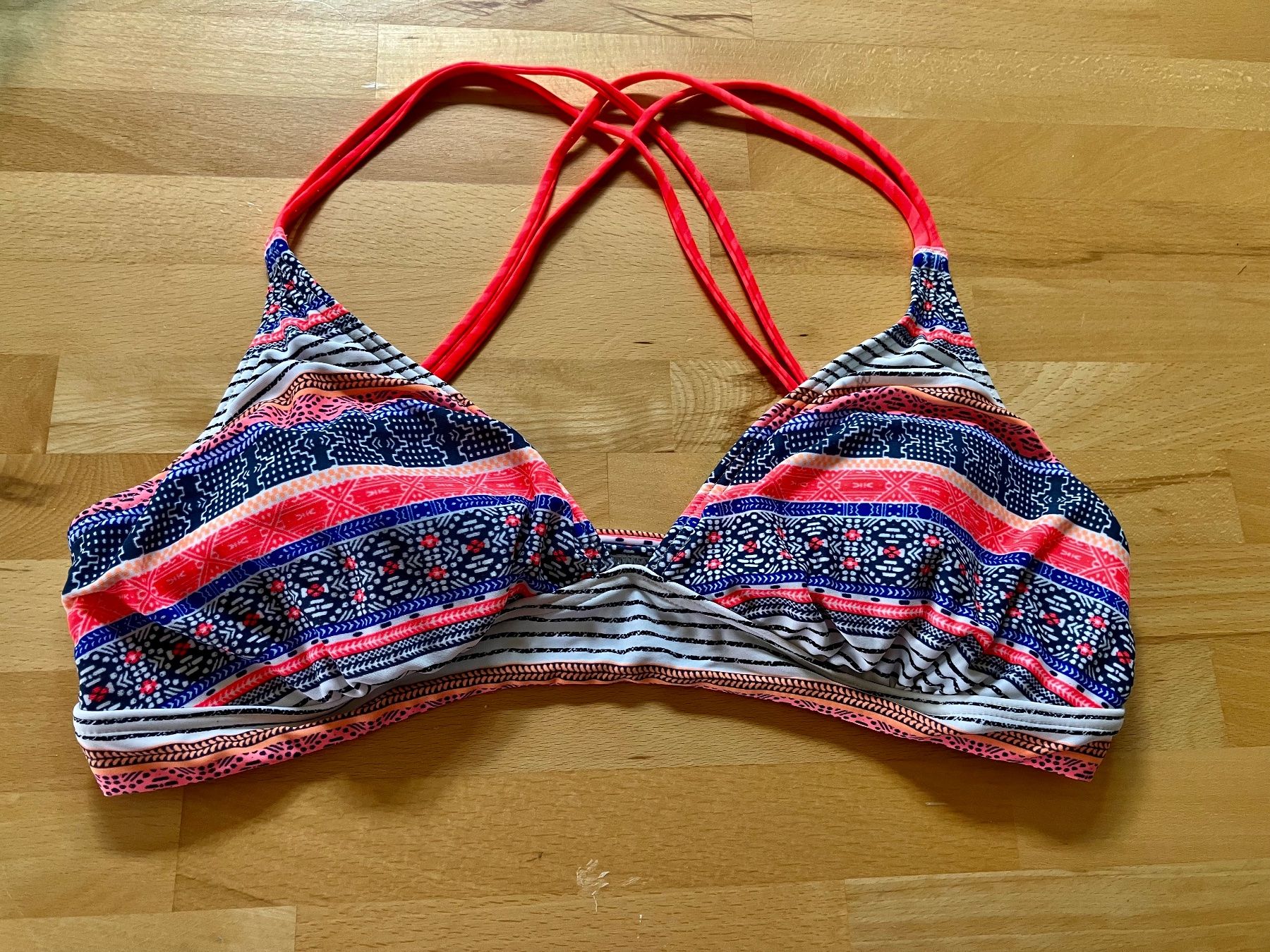 Protest Badekleider & Bikinis: Bikini Oberteil von Protest, Gr. 40/42 – Gebraucht aus Olten von Dickbrave