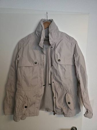 Beige Damenjacke mit Stehkragen