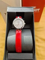 Tissot femme, rouge vif, Neuf! Elégance au poignet, parfait!