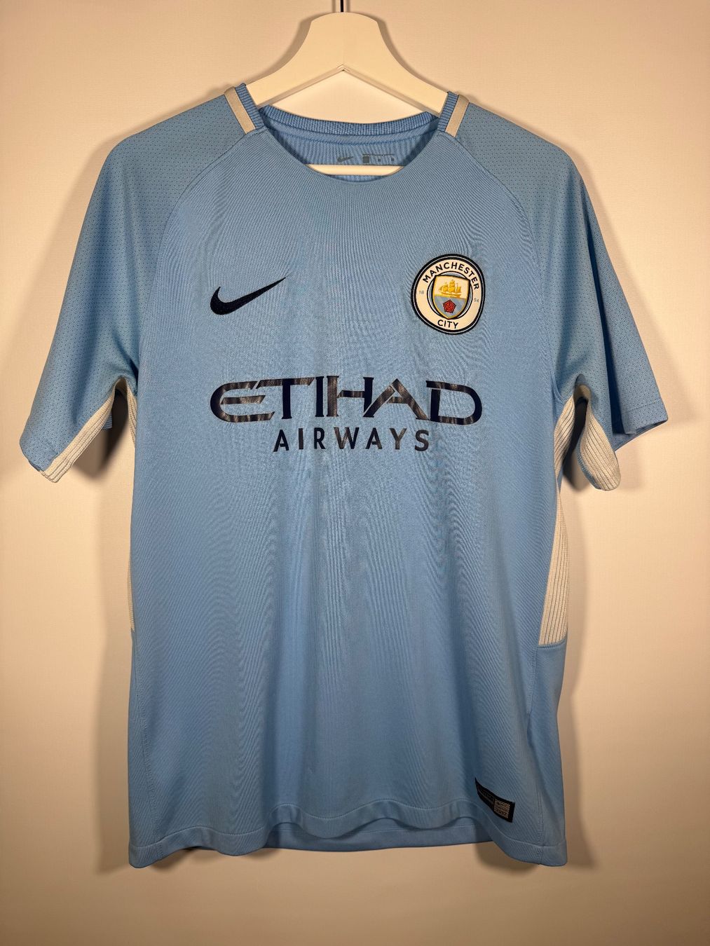 Nike Canottiere & Pantaloni: Manchester City Trikot M – Usato da Mühledorf BE venduto da ericgrunder_12