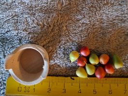 Herziger Holz-Bottich befüllt mit Obst fürs Puppenhaus, neu