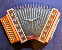Wanduhr Ziehharmonika mit Edelweiss Motiv