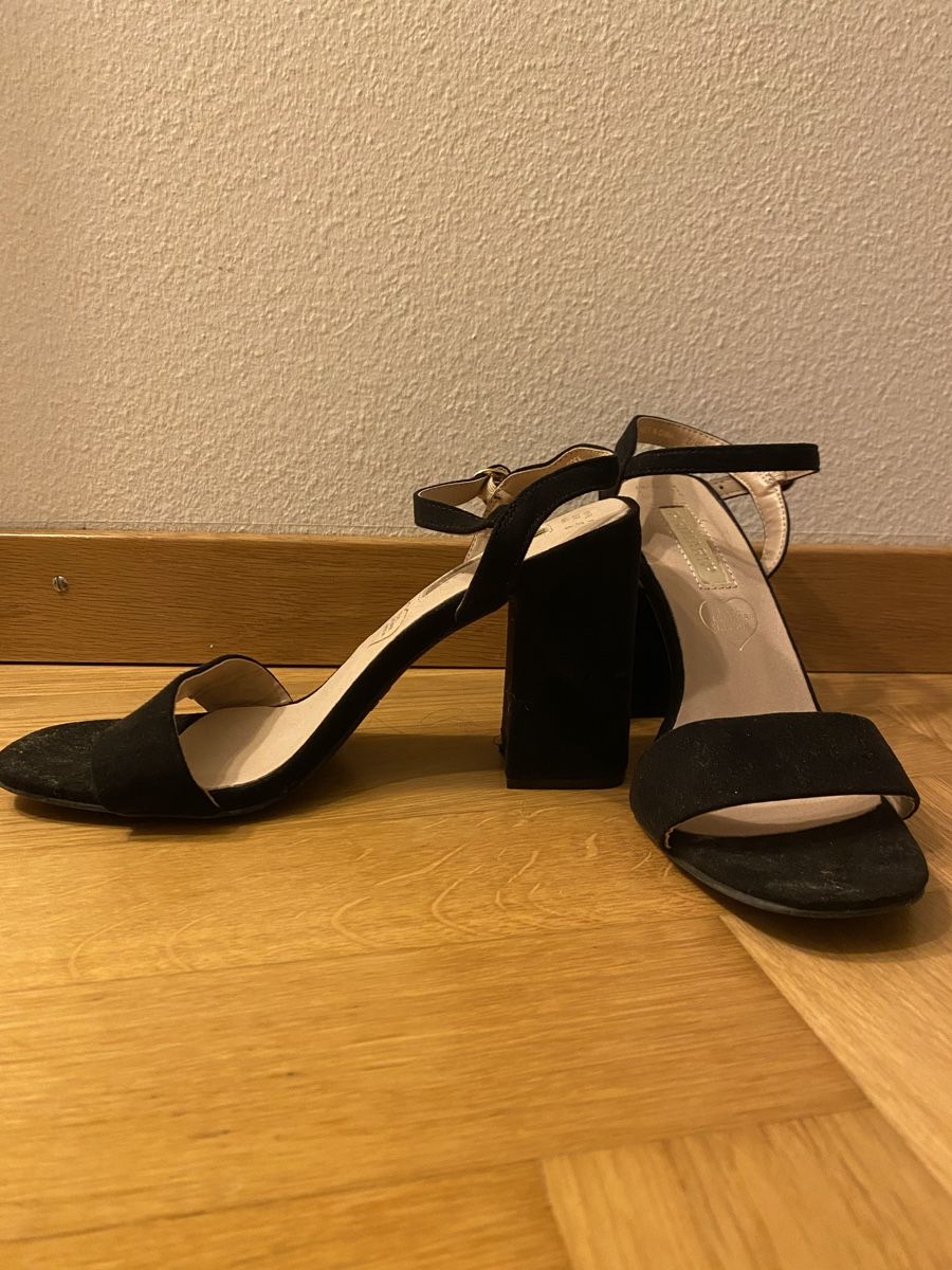 Scarpe da donna: Schwarze Absatzsandalen Gr. 37 – Usato da Luzern venduto da mor_97g7 1