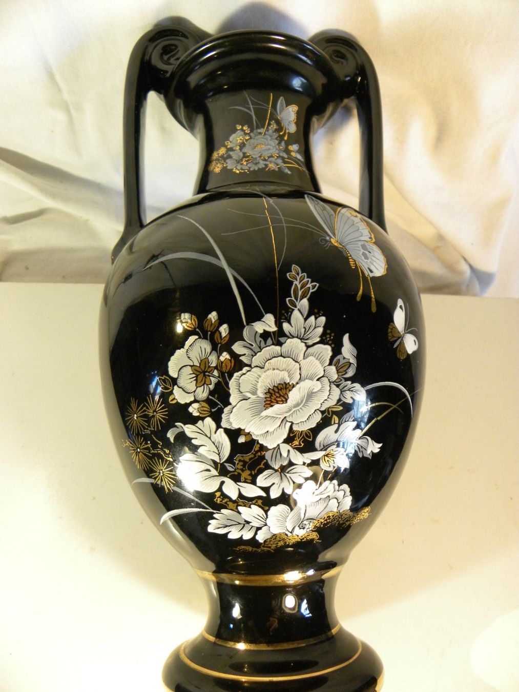 Vasen & Gefässe: Henkelvase mit Blumen-Schmetterling-Dekor – Gebraucht aus Reinach von Cargill 3