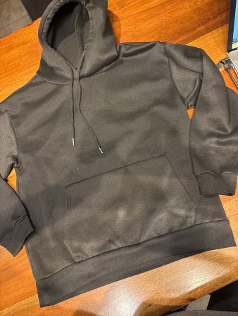 Schwarzer Hoodie mit Aufdruck - Warm für den Winter!