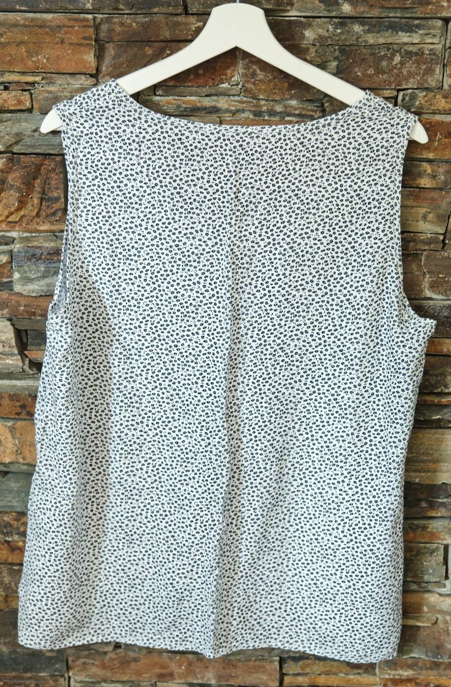 Top: Top Gr. L Chicorée weiss Blumenmuster – Usato da Wohlen AG venduto da Exitburn 1