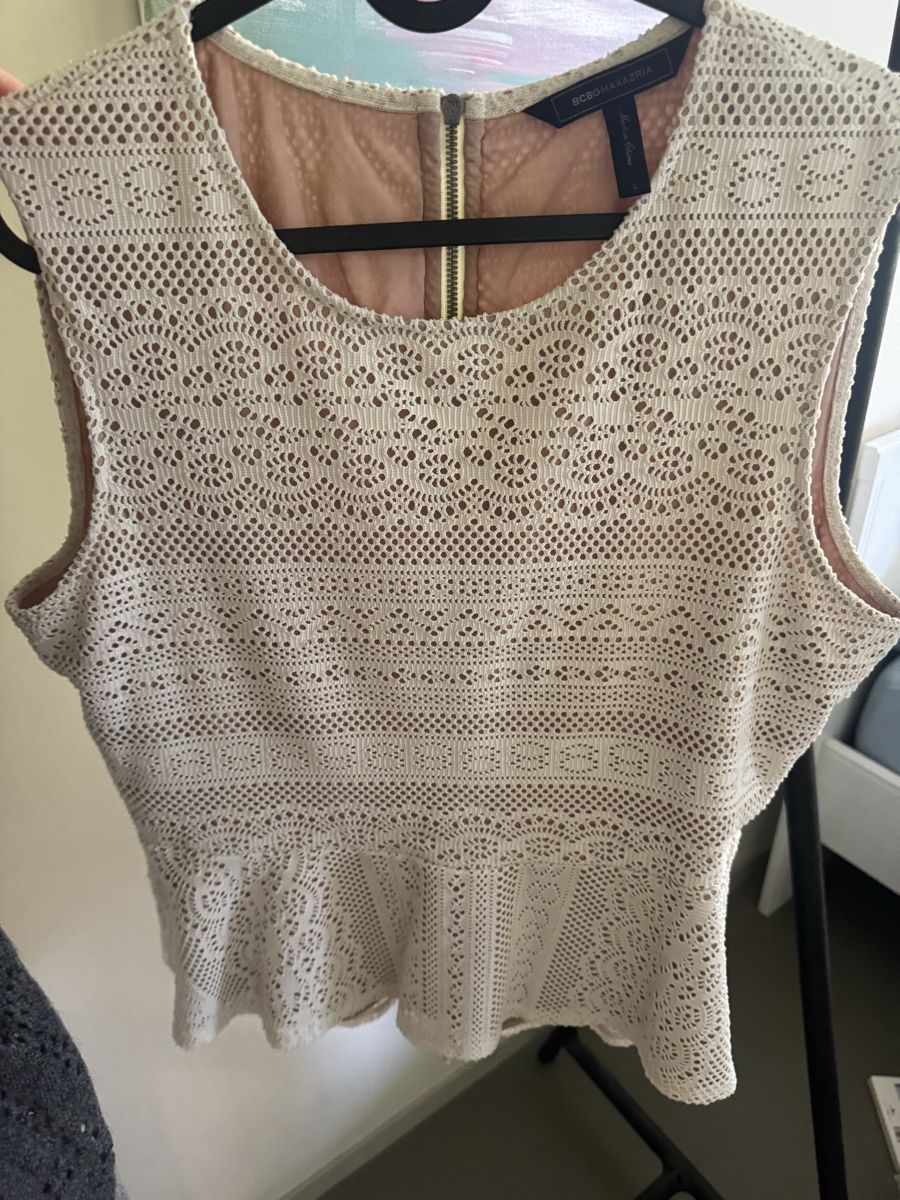 Top: Elegant Cream Lace Top from BCBG – Usato da Zürich venduto da alieacelina