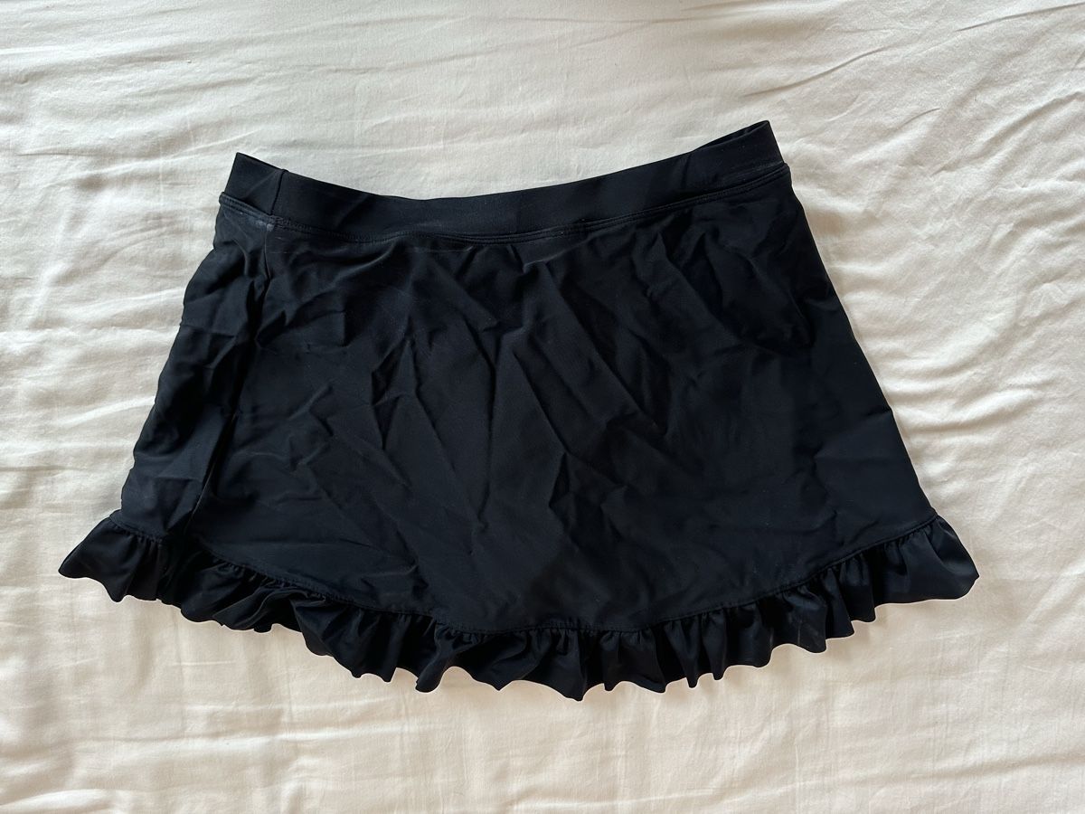 Badekleider & Bikinis: Schwarzer Baderock mit Rüschen – Neu (gemäss Beschreibung) aus Möriken AG von .Kolibri. 1
