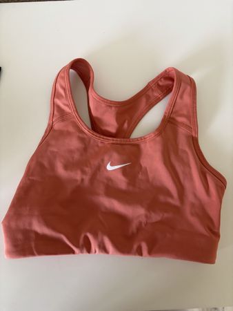 Brassière de sport Nike couleur rose, bon état 