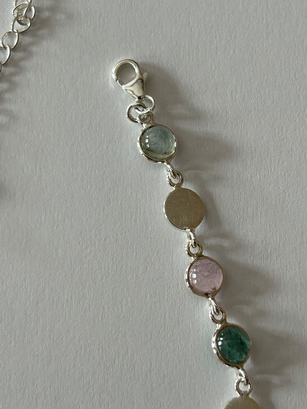 Bracciali & Braccialetti: Armband aus Sterling Silber, Turmalin gemischt – Nuovo e nell'imballaggio originale da Innertkirchen venduto da Glatthard-Interior 2