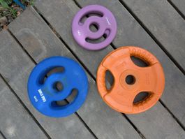 Je 2 Hantelscheiben mit 1/2.5/4 kg 30/31mm gummiert/Neopren