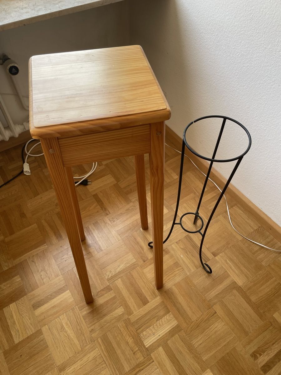 Altro per la casa: Zwei Blumentopf Ständer aus Holz , Schmied- Eisen – Usato da Basel venduto da Kamberly