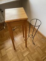 Zwei Blumentopf Ständer aus Holz , Schmied- Eisen