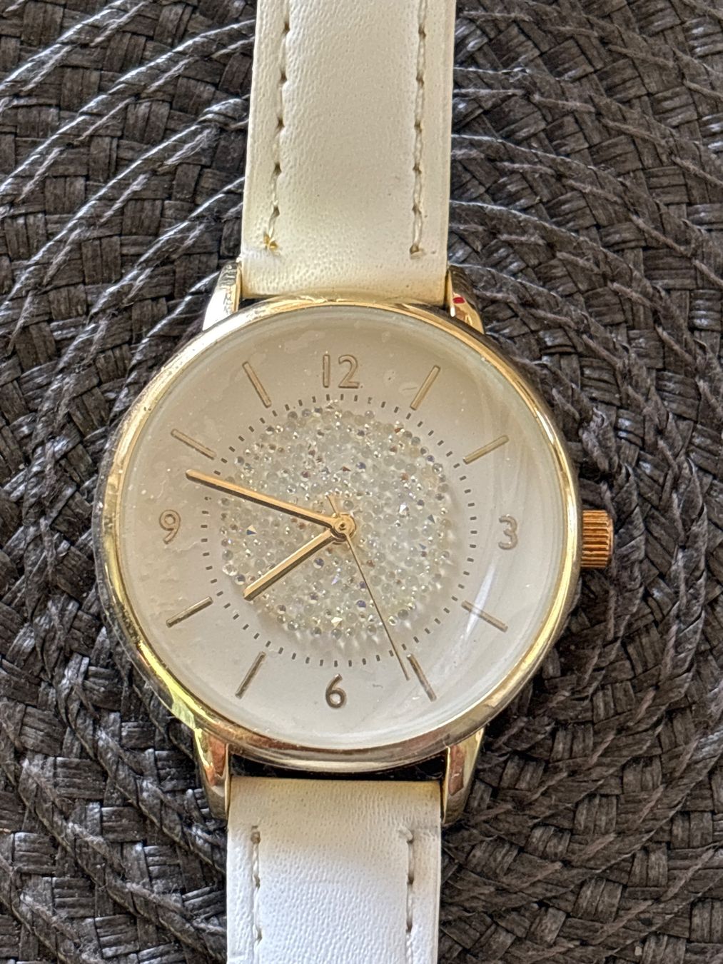 Montre femme cadran doré bracelet blanc bon état (D'occasion) à pringy ...