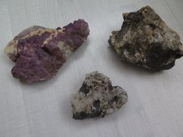 3 Mineralien, Fluorit mit Calcit, Turmalin, Nadelquarz Pyrit