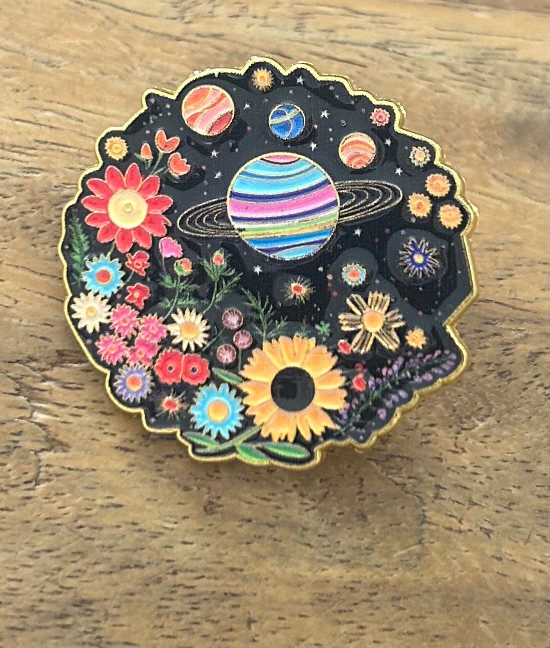 Plaquettes & Badges: Pin Planeten Blumen – Neuf avec emballage d'origine à Geneve par vane267