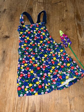 Latzhose Mini Boden 122/128 - neuwertig