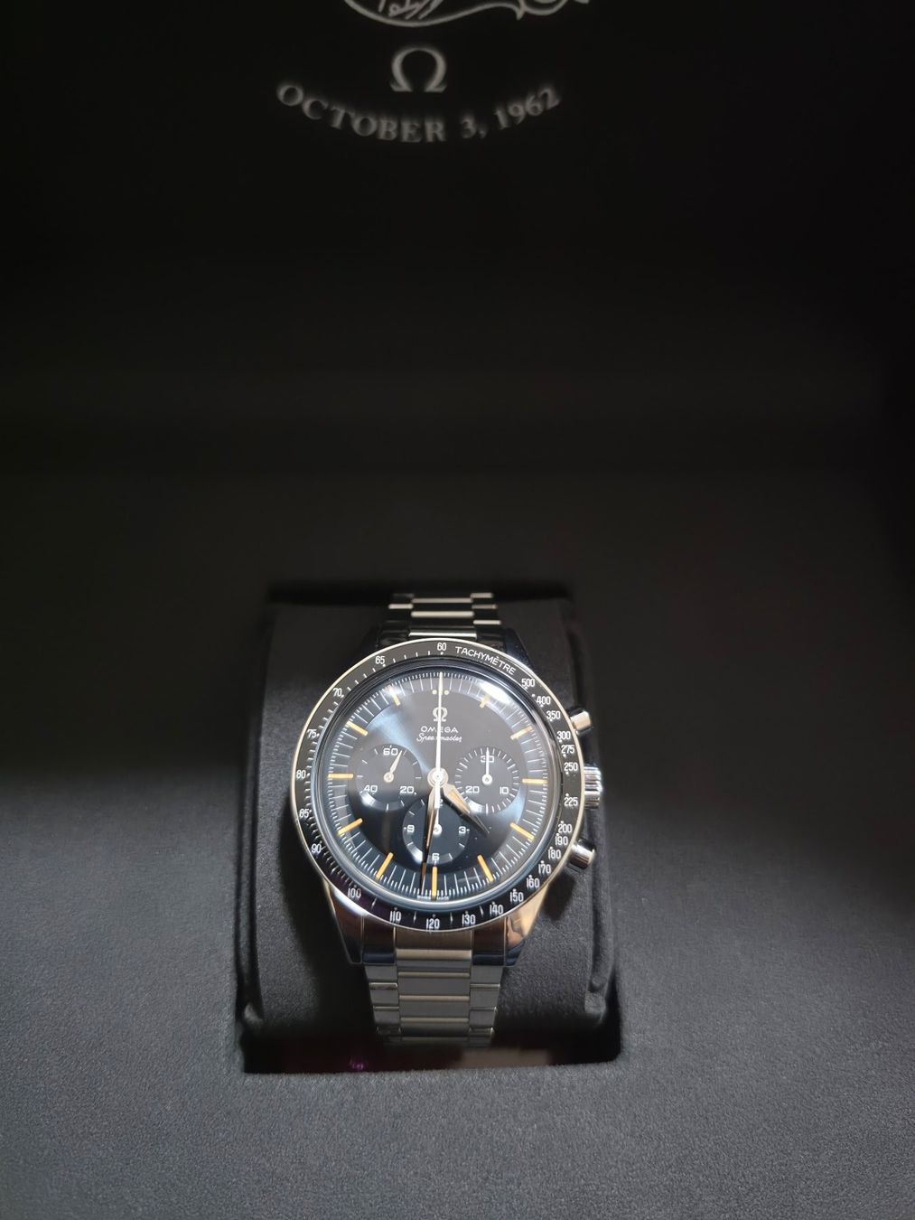Omega Orologi: OMEGA SPEEDMASTER FIRST IN SPACE / NEU 2026 / FULL SET – Nuovo e nell'imballaggio originale da Zuzwil SG venduto da Timeout0707
