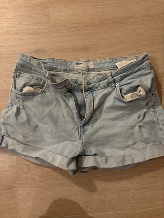 Bershka Jeans Shorts hellblau Grösse 44