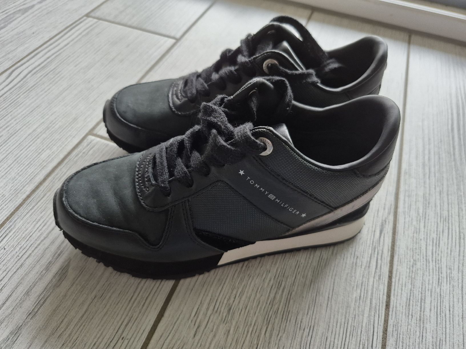 Tommy Hilfiger Scarpe da donna: Baskets Tommy Hilfiger 36 – Usato da St-Pierre-Clages venduto da _RV