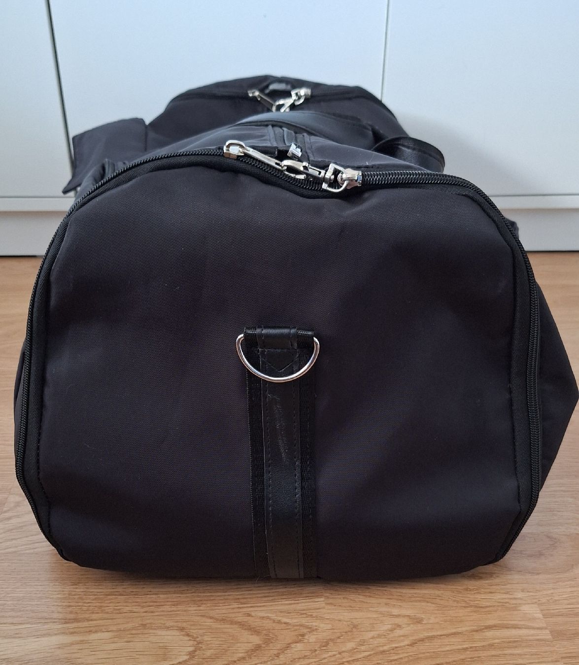 Sacs: Reisetasche schwarz mit Kleidersackfunktion  – D'occasion à Lützelflüh-Goldb par bli_f2v9 8