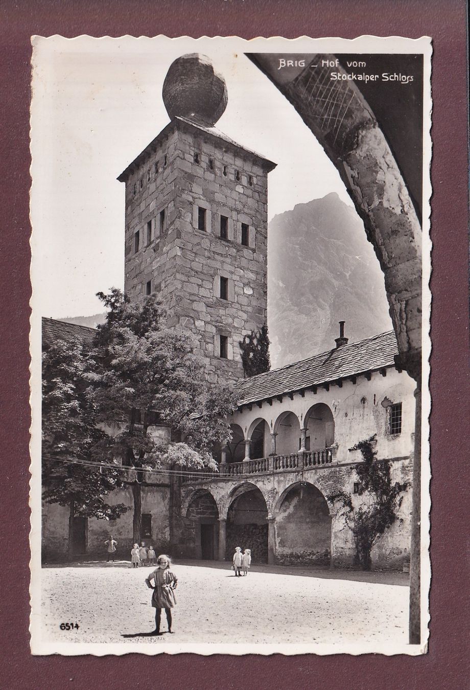 Cartoline postali: BRIG - Hof vom Stockalper Schloss - Kinder – Usato da Pully venduto da nicecards