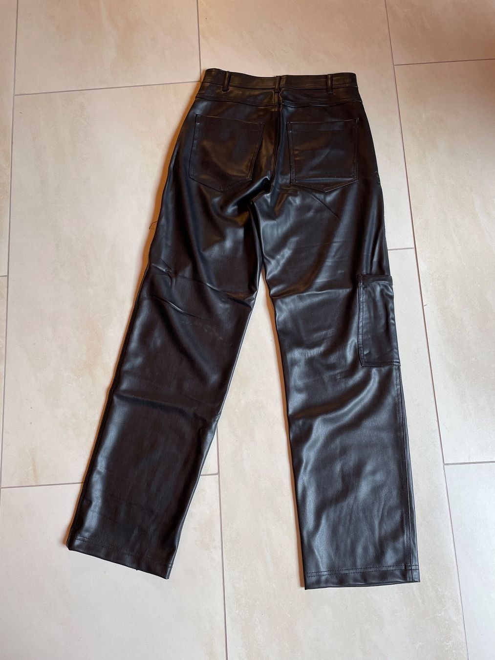 Zara Pantaloni: Zara - Hose aus Kunstleder – Usato da Grenchen venduto da Zombiepolizist 1