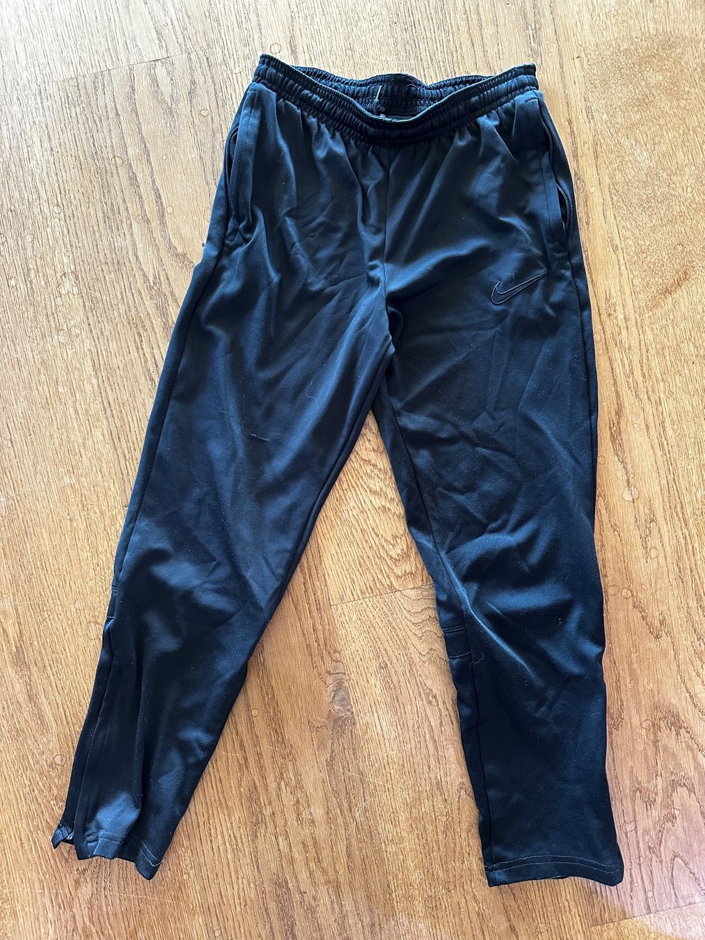 Nike Pantalons: Traininerhose Nike Gr. 147-158 – D'occasion à Niederbüren par Hudi_1974