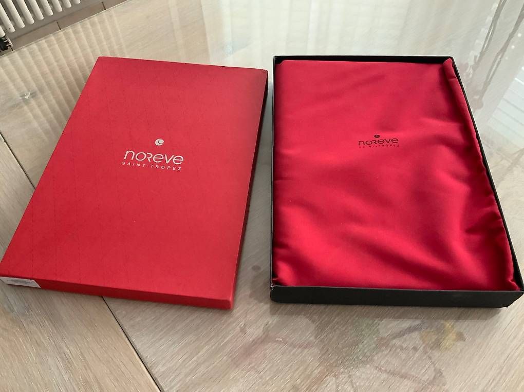 Microsoft Covers & Borse: ÉTUI NOREVE pour surface pro Microsoft – Nuovo e nell'imballaggio originale da Petit-Lancy venduto da gnc_l2xq 2