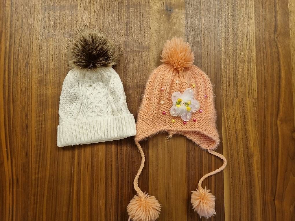 Sonstige Mädchenkleider: Wintermützen mit Bommel – Gebraucht aus Zürich von ani_qj8q