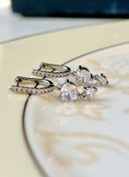 Paire de boucles en argent plaqué or et zircons blancs