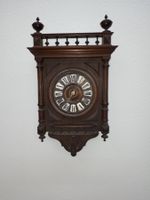 Alte dekorative Holzwanduhr mit römischem Zifferblatt