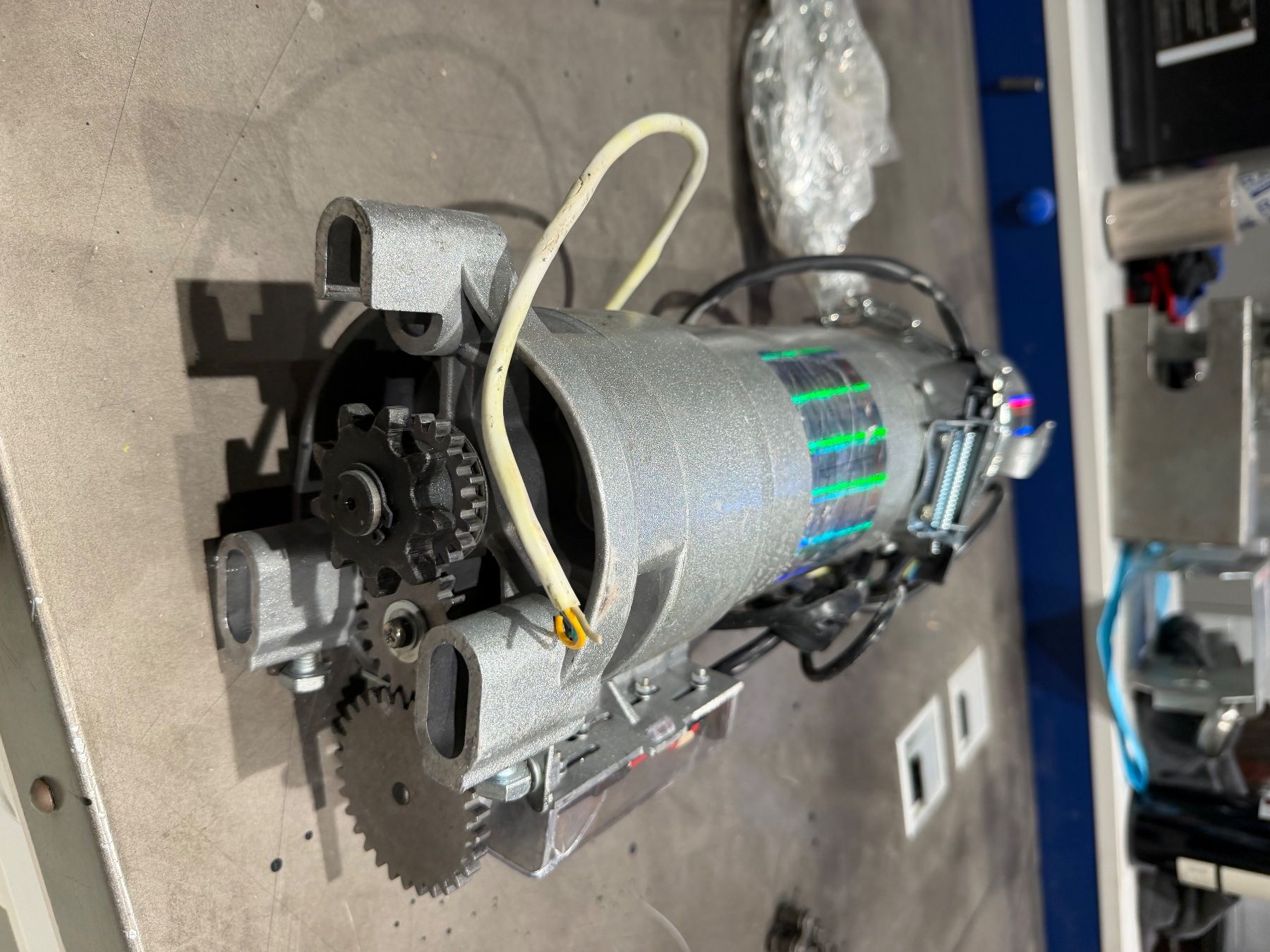 Altro Materiale elettrico: Garagentorantrieb Motor, Winter Schnäppchen! – Usato da Stetten AG venduto da d.r82 2
