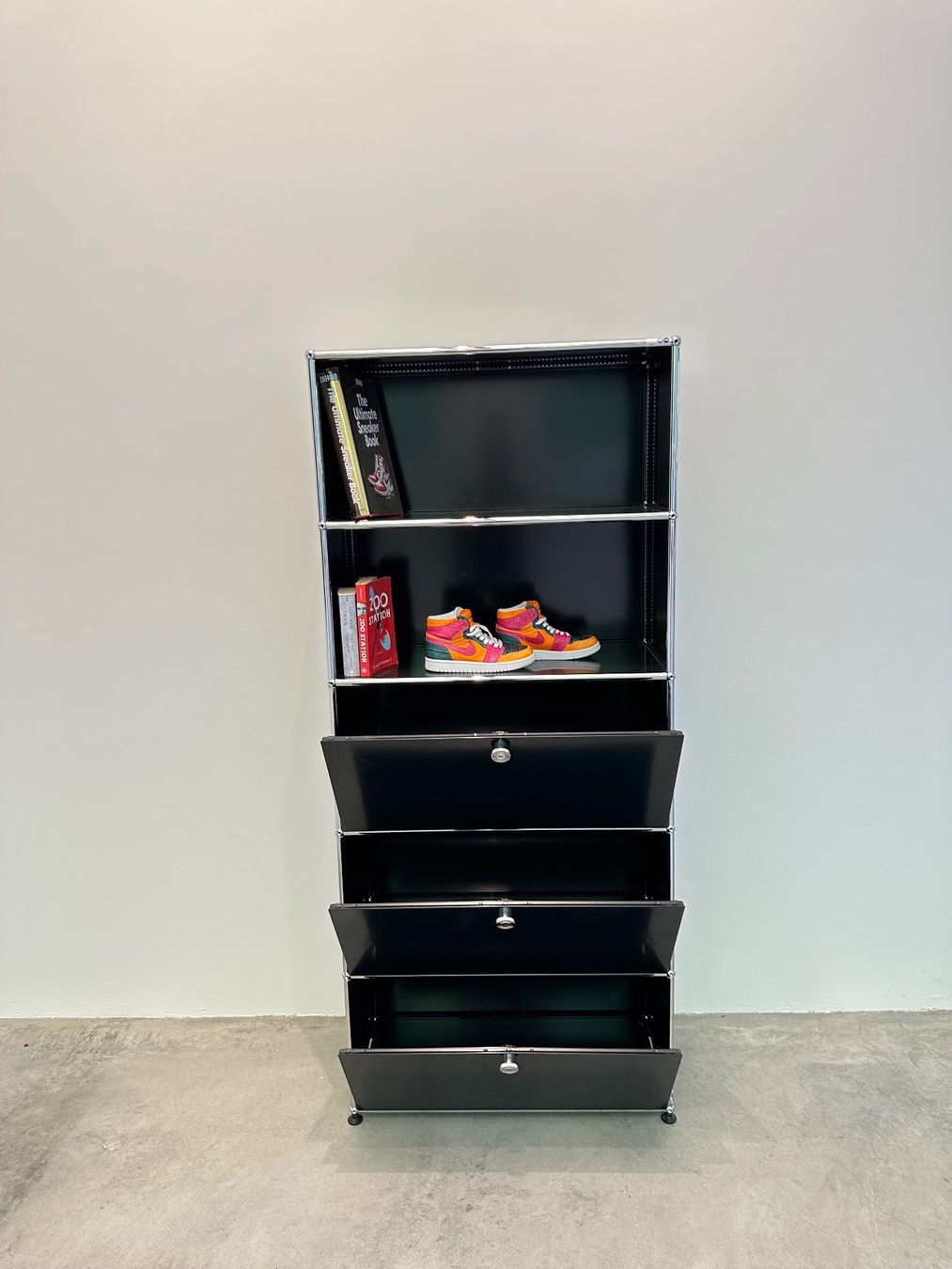 USM Regale: USM Highboard 1x5 grafitschwarz, Top Zustand – Gebraucht aus Grenchen von Design-Outlet 3