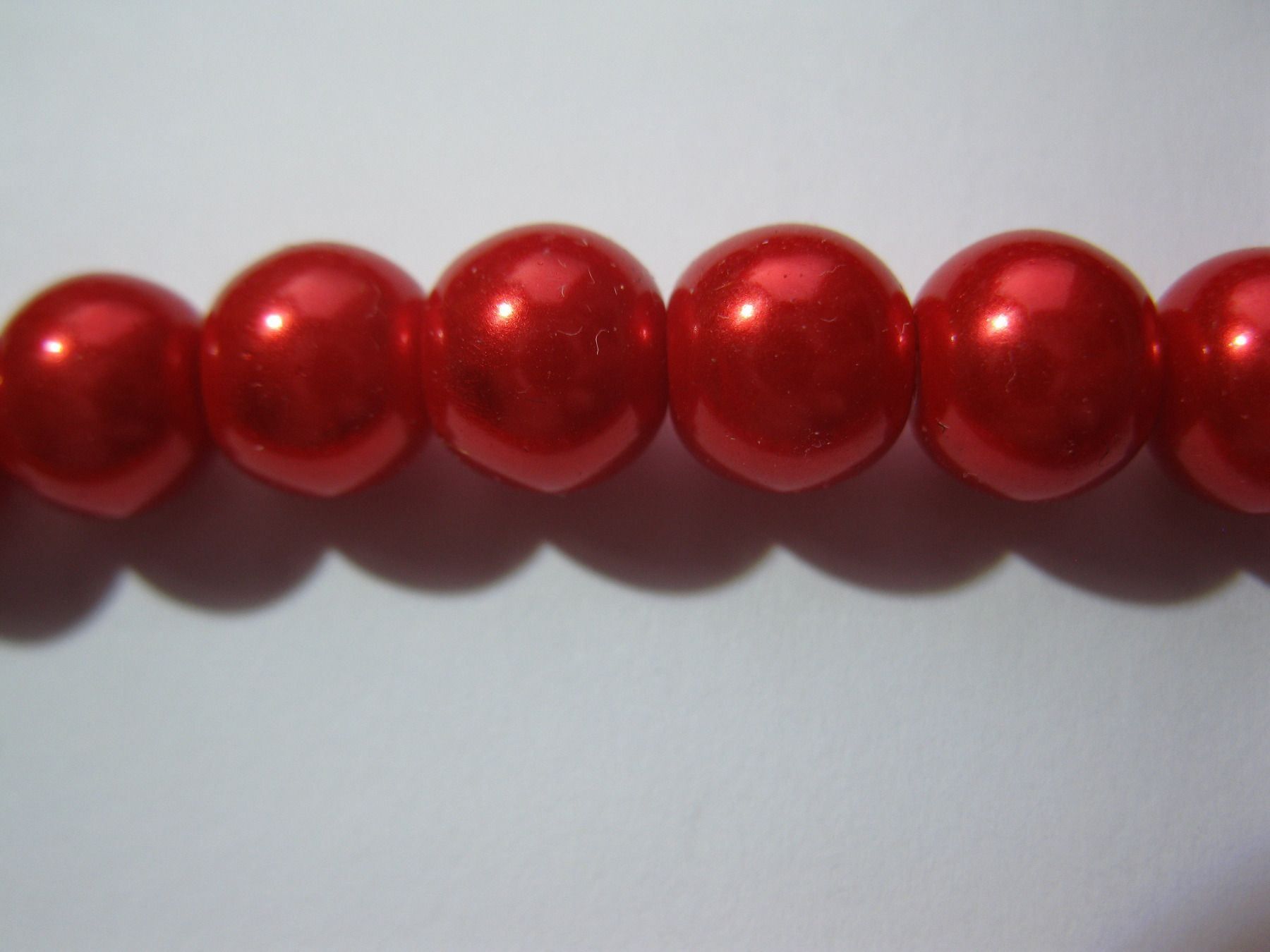 Perle (finte): 1 Strang Glasperlen Perlmutt, rot, 8mm – Nuovo e nell'imballaggio originale da St. Margarethen TG venduto da LuanaKa