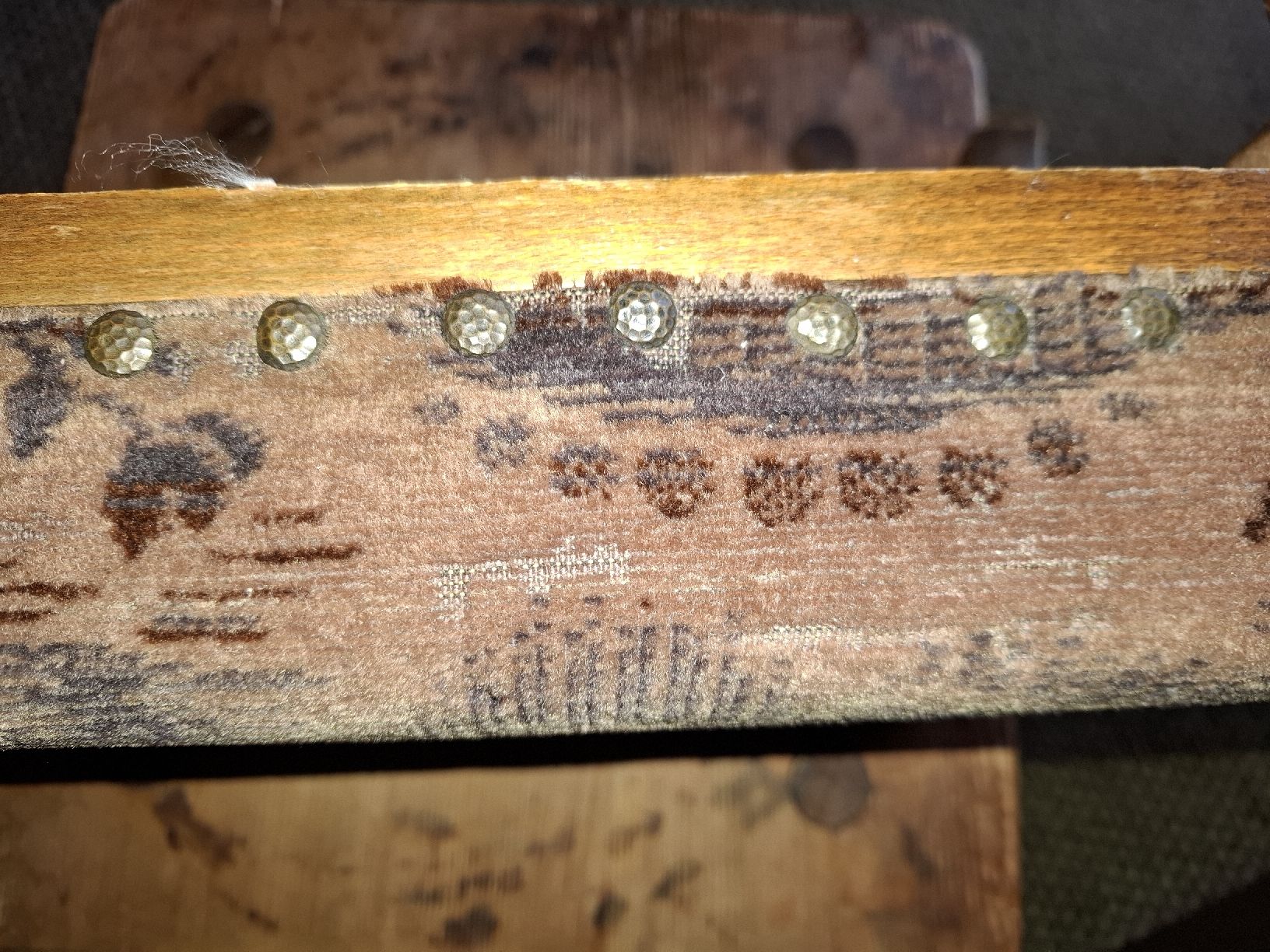 Sgabelli: Antiker Fusshocker mit Blumenmuster, – Usato da Zuchwil venduto da bvj_5t82 3