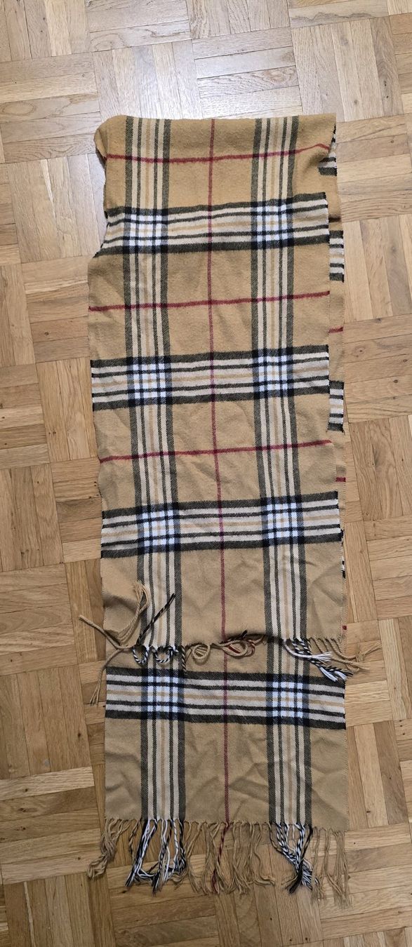 Foulards, Tücher & Schals: Echarpe type burberry – Gebraucht aus Lausanne von Ari-92