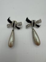 Paire de boucles d'oreilles Givenchy vintage années 80.