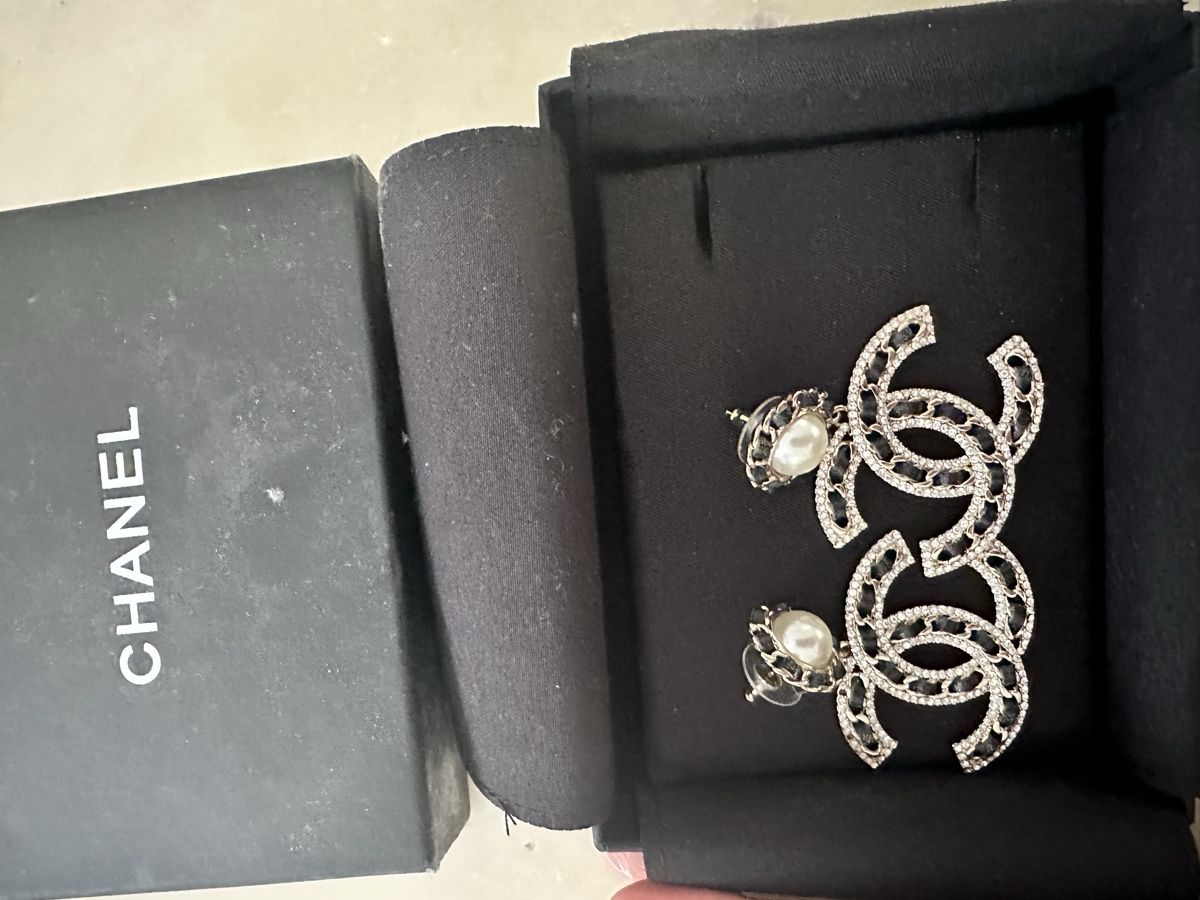 Chanel Ohrringe & -stecker: Chanel Ohrringe mit Perlen – Gebraucht aus Frick von Soleil4658 1