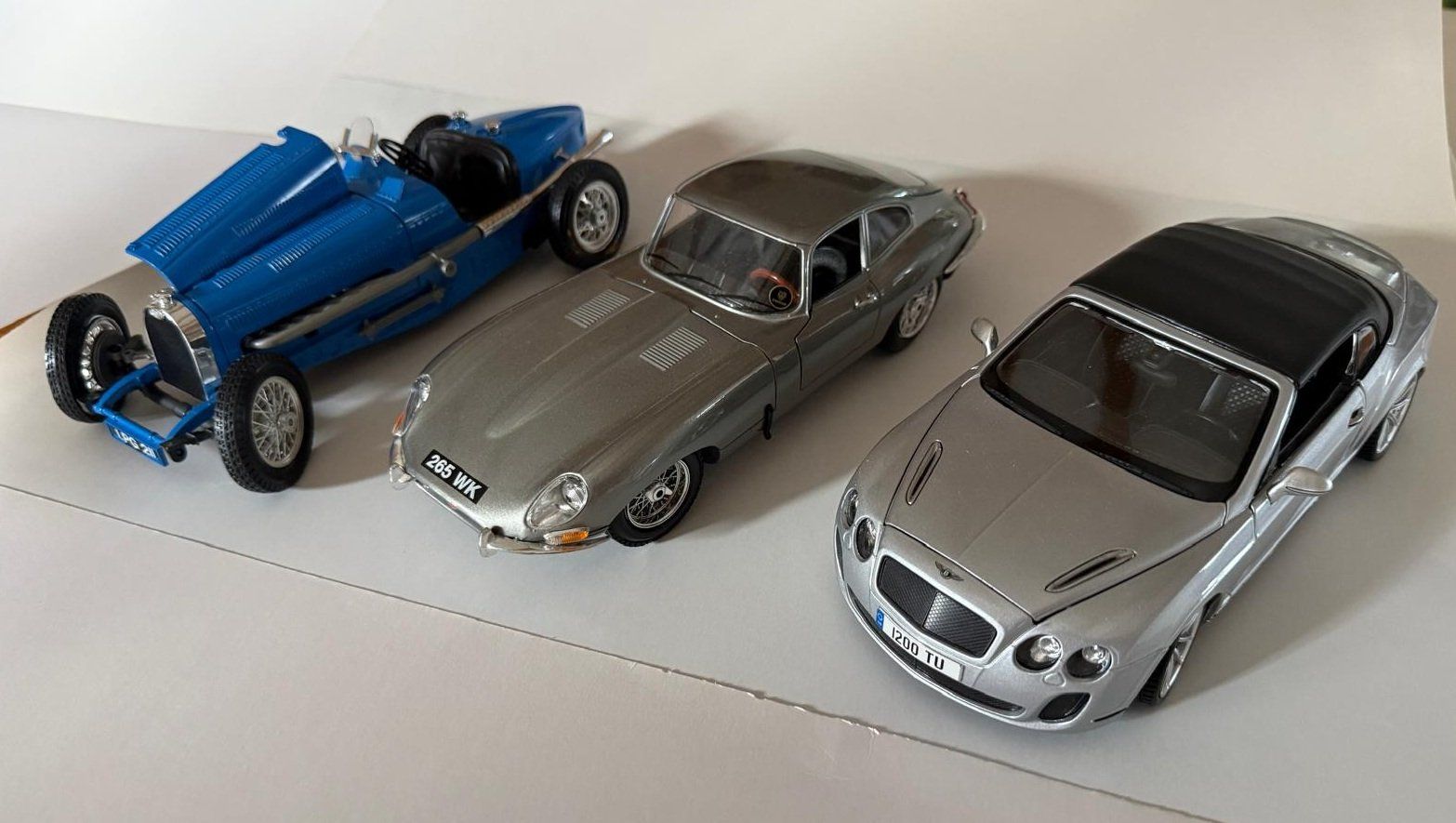 Modellautos: 3 Modelle: Bugatti, Jaguar E-Type, Bentley Continental 1:18 – Gebraucht aus Schwyz von Aasterix