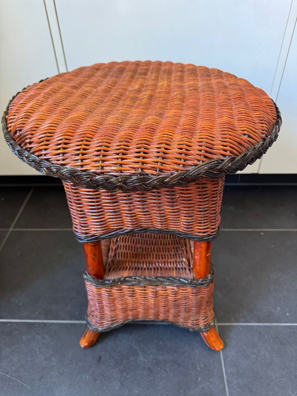 Comodini: Vintage Rattan Side Table. Cozy Decor Piece – Usato da Luzern venduto da kim_my9c 1