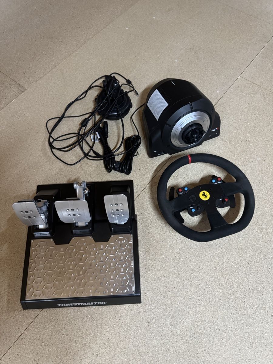 Thrustmaster Manettes: Thrustmaster Ferrari Lenkrad Pedale gebraucht – D'occasion à Ottoberg par Mr-Spark
