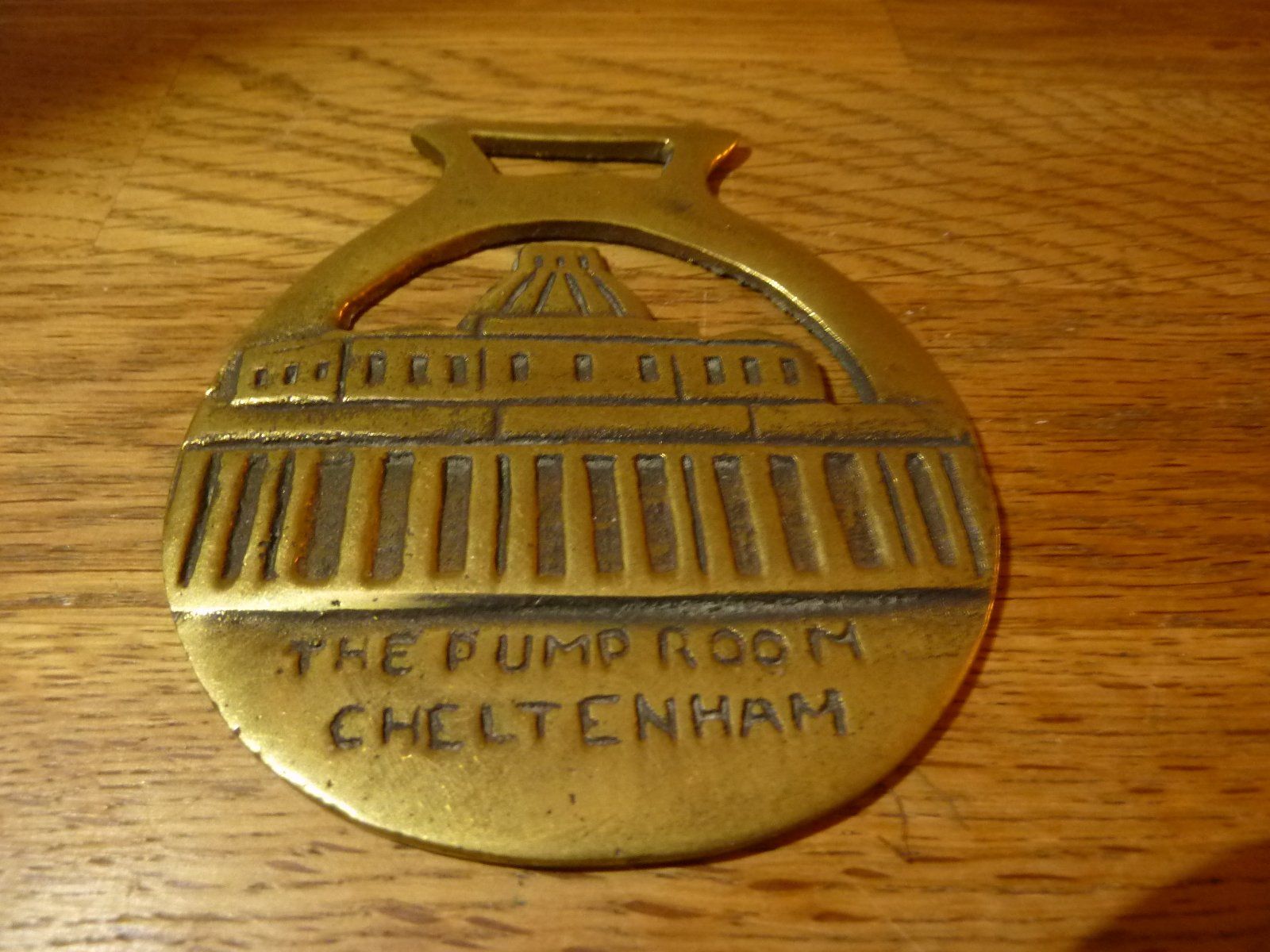 Medaillen: The Pump Room Cheltenham Emblem Messing – Gebraucht aus Hochfelden von swissice 1