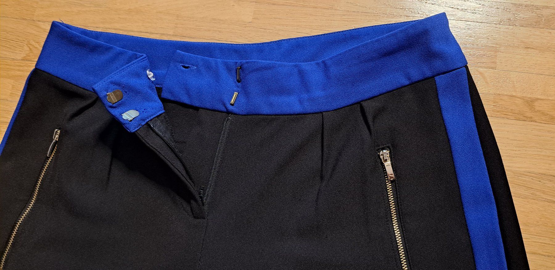 Hosen: Elégant pantalon noir et bleu – Neu (gemäss Beschreibung) aus Le Mont-sur-Lausanne von olatiu 3