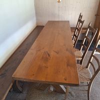 Holztisch mit Bank und Stühlen