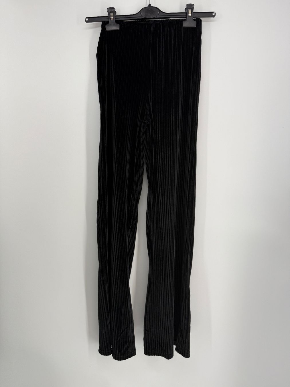 Pantaloni: Schwarze Samt Schlaghose Gr. S gerippt – Usato da Auenstein venduto da moin.