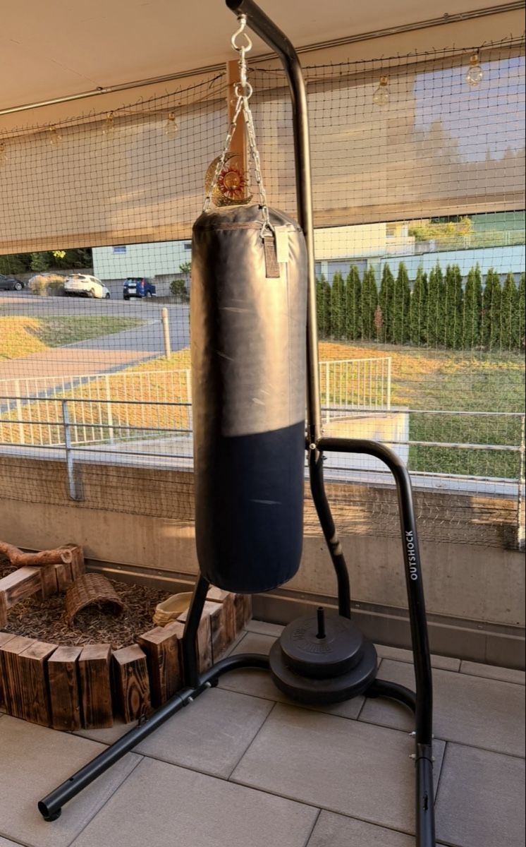 Decathlon Sacchi da boxe: Boxsack mit Ständer und Handschuhen – Usato da Uzwil venduto da Roger_Louis 1