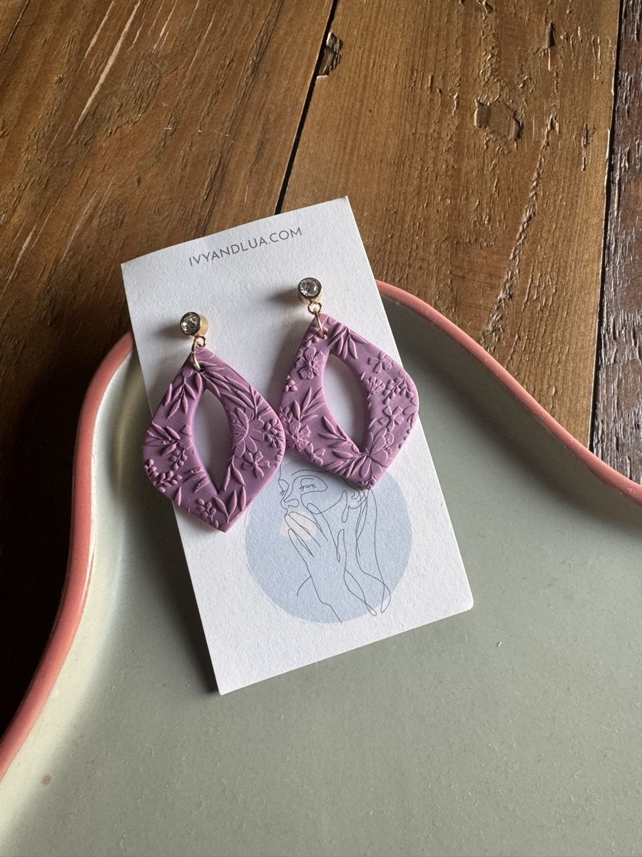 Boucles d'oreille: Ohrringe Ivy and Lua lila Blumenmuster  – Neuf avec emballage d'origine à Männedorf par roc_fts9